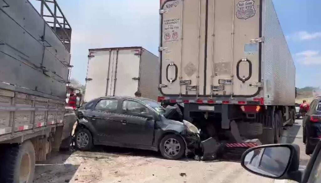 Engavetamento na BR-232 no município de Pombos. Foto - Reprodução