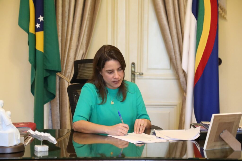 Raquel Lyra governadora de Pernambuco em seu gabinete.