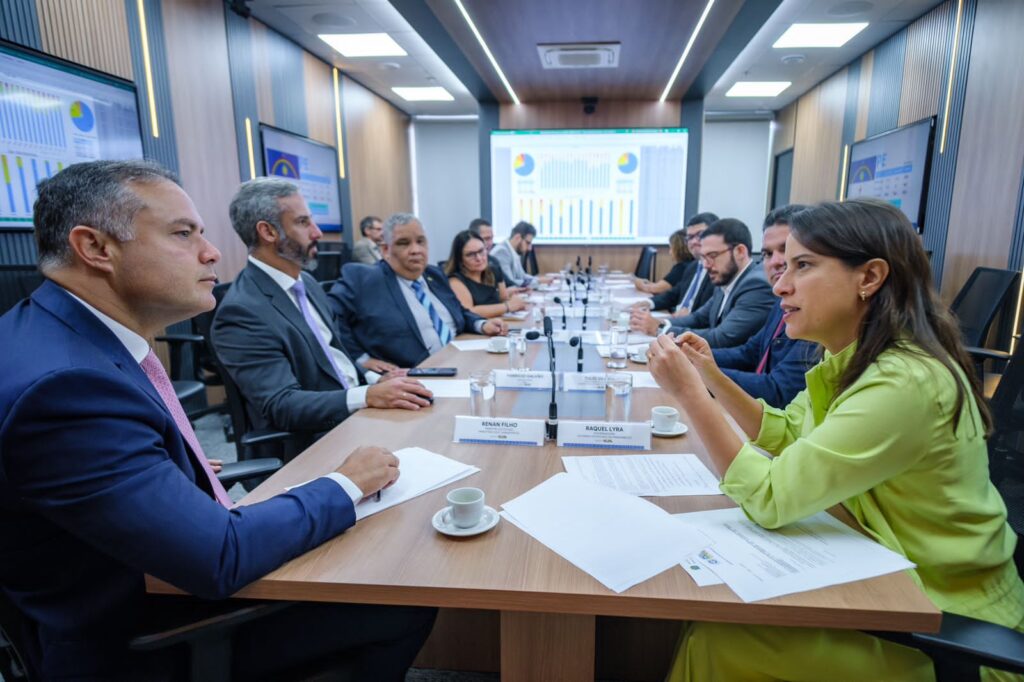 Investimento - Raquel Lyra trata de obras prioritárias nas estradas pernambucanas com o ministro dos Transportes, Renan Filho. Foto: Luiz Siqueira/Ministério dos Transportes.