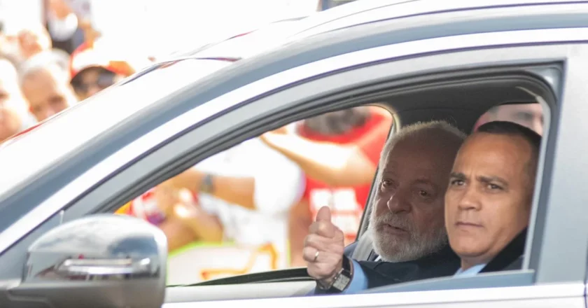 Apoiadores celebram os 78 anos do presidente Lula no Alvorada