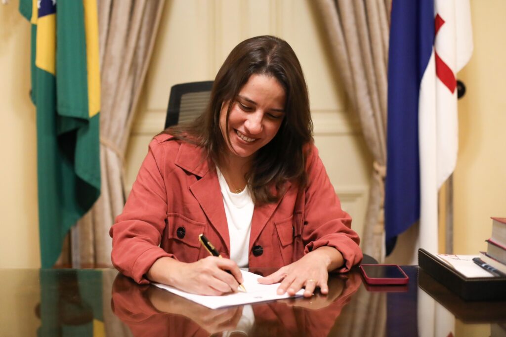 A governadora Raquel Lyra apresenta o programa inovador, com destaque para o Mães de Pernambuco. Foto: Hesíodo Góes/Secom.