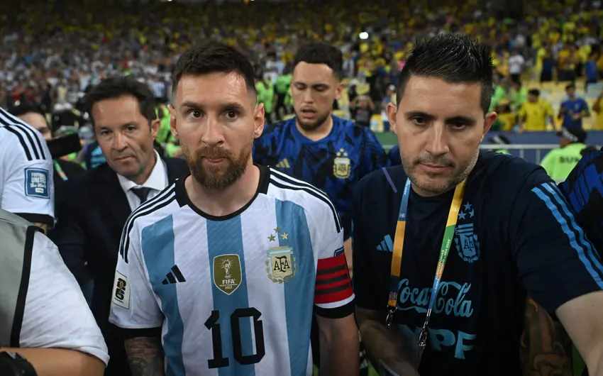 Messi saindo de campo no Maracanã após confusão entre torcedores. Foto - Carl de Souza - AFP