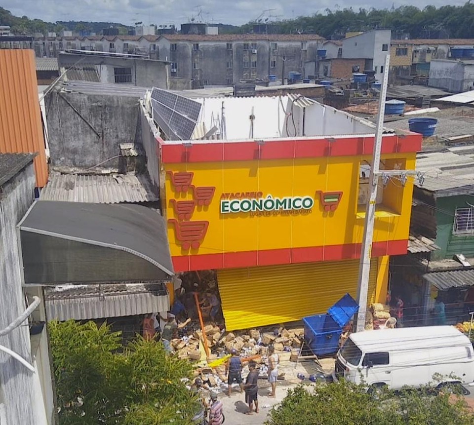 Teto de supermercado desaba no Curado. Foto- Divulgação