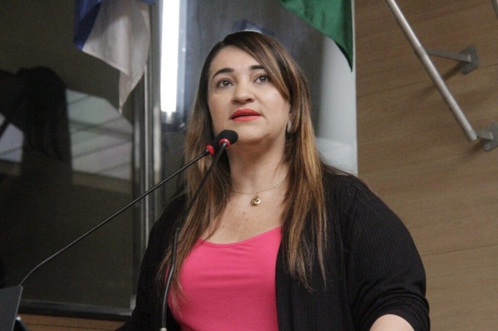 Vereadora Aline Mariano ameaça sair do PP caso partido vá para a oposição no Recife.