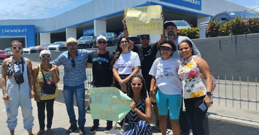 Produtores culturais protestam em frente a prefeitura de Jaboatão