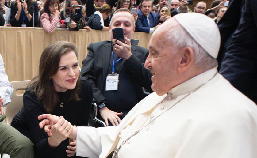 Marília Arraes encontra Papa Francisco durante Concerto Pela Paz no Vaticano. Foto: Divulgação