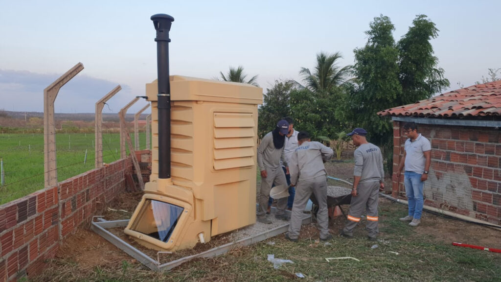 Cada módulo sanitário, com valor de aproximadamente R$ 13 mil, é instalado na área externa da casa, num local onde haja maior incidência solar. 