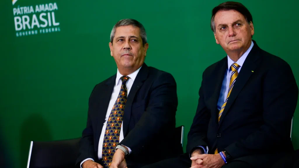 O então presidente Jair Bolsonaro e o general Walter Braga Netto, em foto de julho de 2022 (PR/Divulgação) 