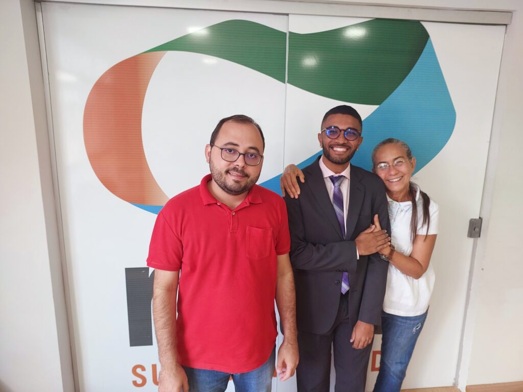 Sanchilis Oliveira durante visita a sene nacional da Rede Sustentabilidade em Brasília, ao lado dos porta-vozes nacionais Heloísa Helena e Wesley Diógenes. Foto: Divulgação