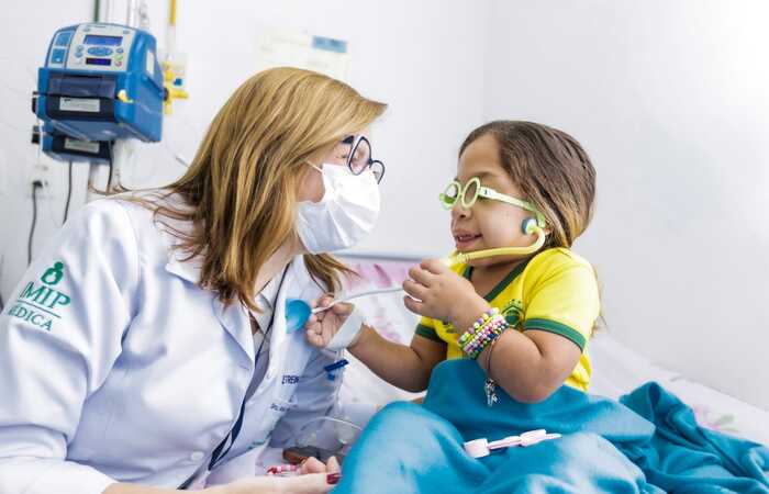 Criança com doença rara acompanhado por sua médica no IMIP. Foto - Reprodução