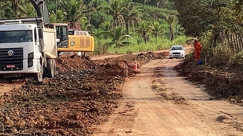 Obras na PE-045 que liga a BR-101 em Escada a BR-232 em Vitória de Santo Antão. Foto - DER