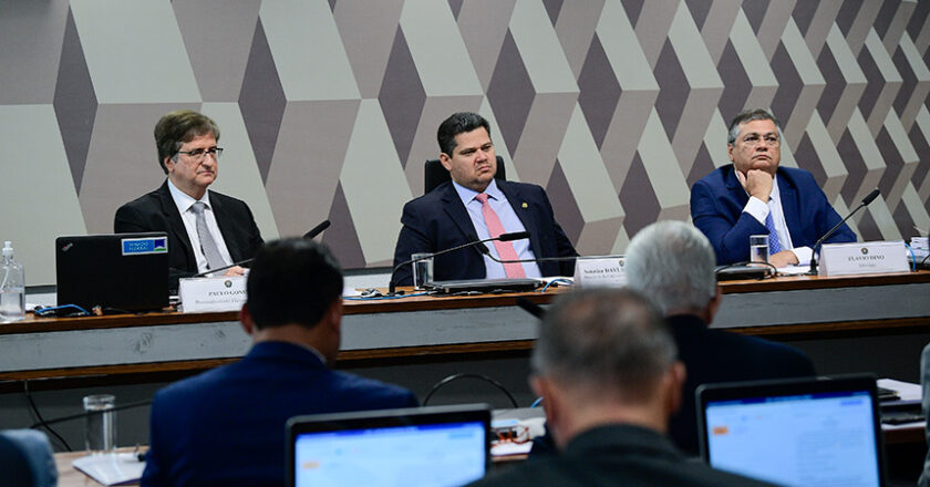 Flávio Dino defende judiciário e repudia críticas em sabatina no Senado