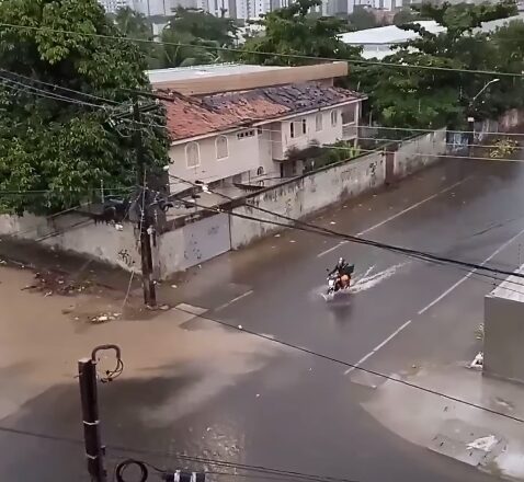 Chuvas intensas e alerta laranja, Recife e regiões enfrentam tempestade durante a madrugada