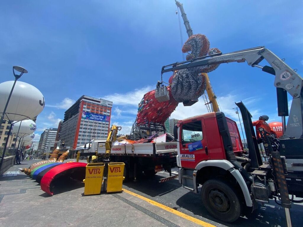 Galo Gigante da Paz começa a ser desmontado. Foto- Júnior Soares