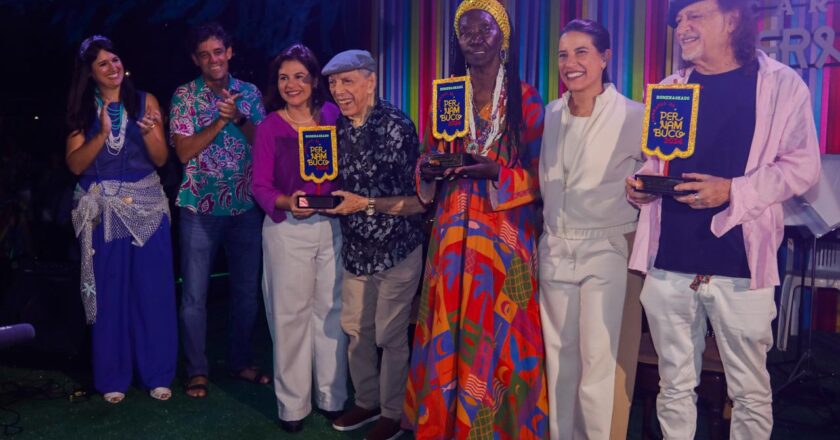 Homenageados do Carnaval de Pernambuco 2024 recebem troféus
