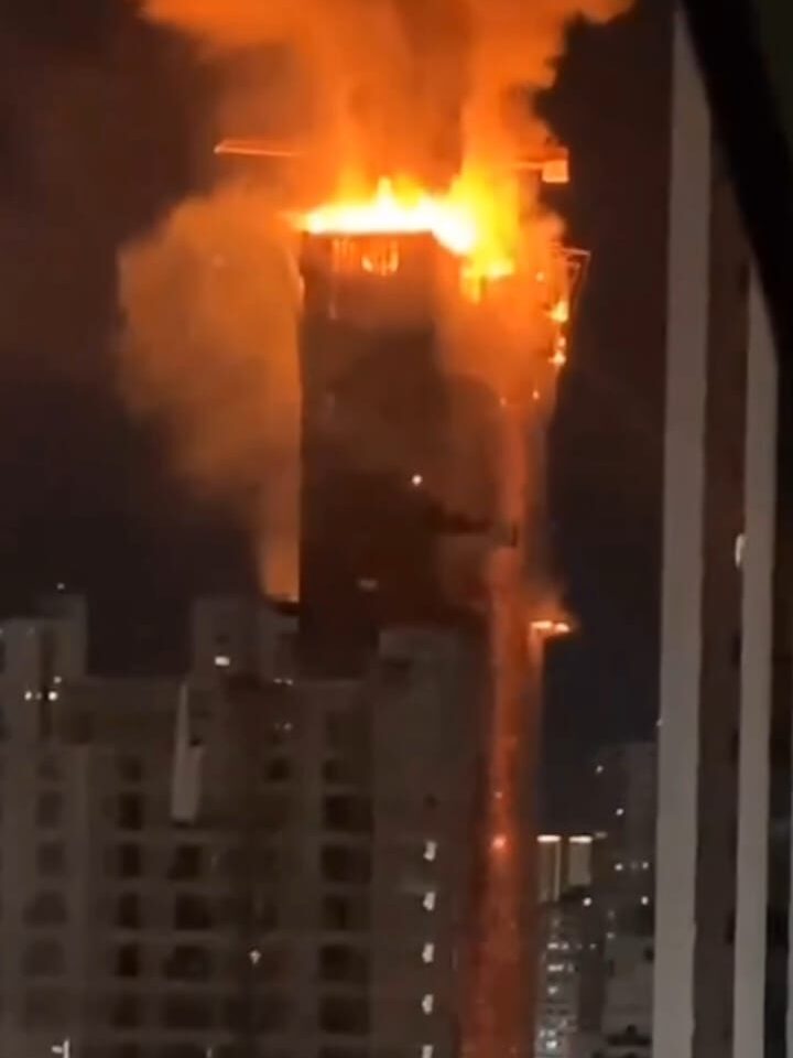 Incêndio de grandes proporções atinge edifício em construção na Zona Norte do Recife