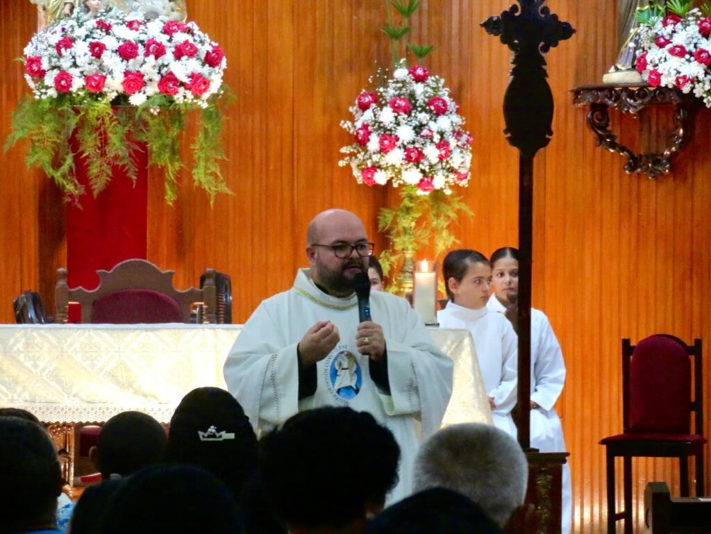 Padre Alberto pároco em Escada celebrando missa. Foto - Divulgação