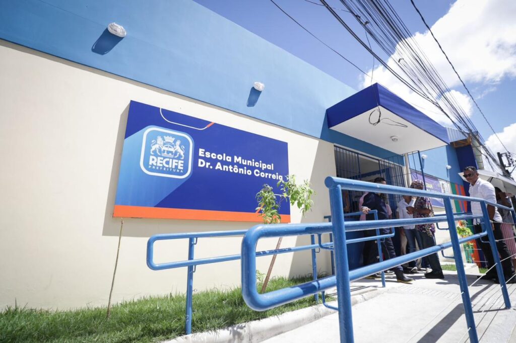 Prefeitura do Recife entrega escola no bairro do Barro