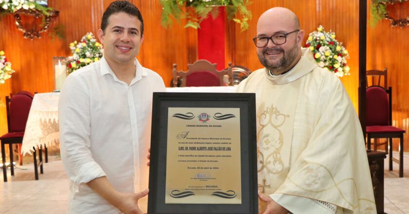 Padre Alberto recebe título de Cidadão Escadense