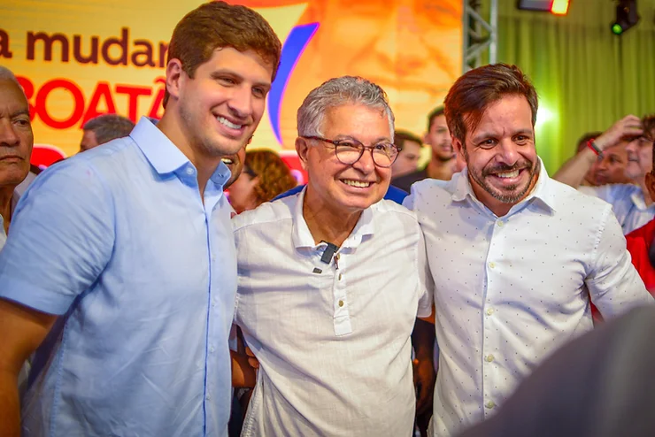 Elias Gomes ao lado do prefeito João Campos e do pré-candidatoa vice Rafael Arruda.