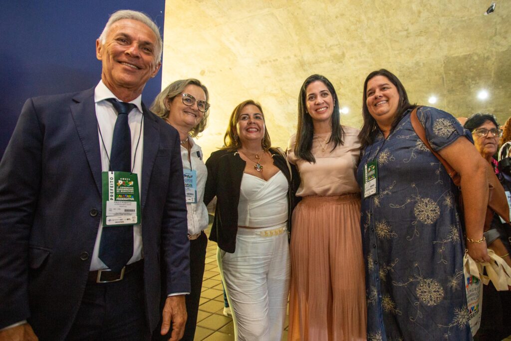 Vice-prefeita Carol Jordão em encontro com  a Deputada Federal Iza Arruda, e o prefeito de Vitória de Santo Antão, Paulo Roberto.