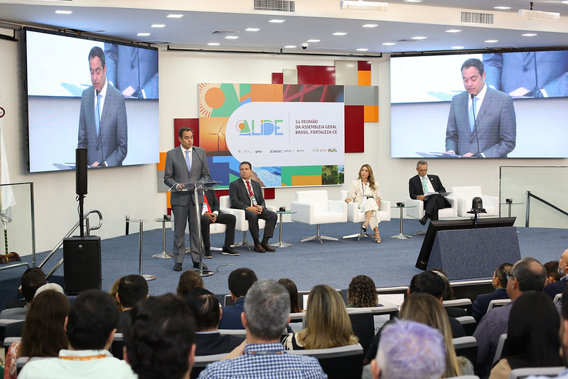 Presidente do BNB, Paulo Câmara, faz a leitura da Declaração de Fortaleza, no encerramento da 54ª Reunião Anual da Alide (Foto: Ascom BNB)