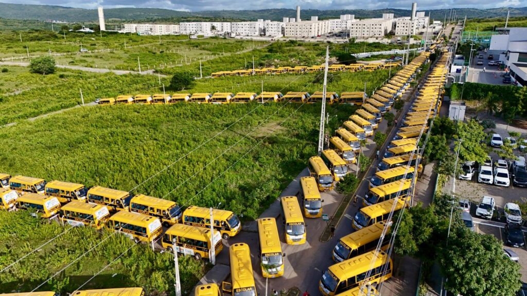 184 novos ônibus escolares são entregues em Pernambuco.