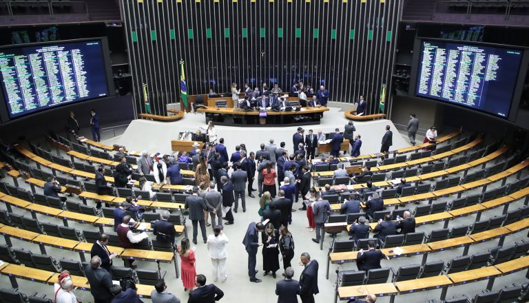 Câmara aprova resolução que pode suspender deputados brigões