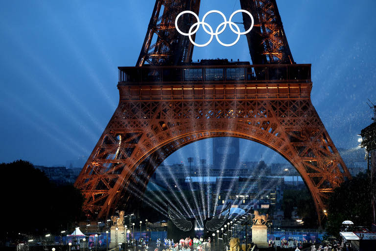 A cerimônia em frente à Torre Eiffel, em Paris. Foto Reuters