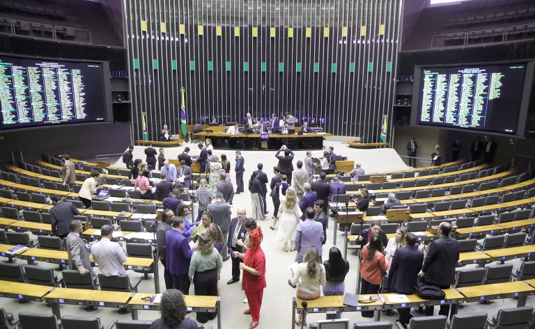 Debate na Câmara dos Deputados revela divergências sobre limites de emissão e incentivos fiscais