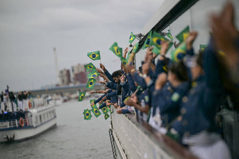 Delegação brasileira durante o desfile de barcos no Rio Sena em París.