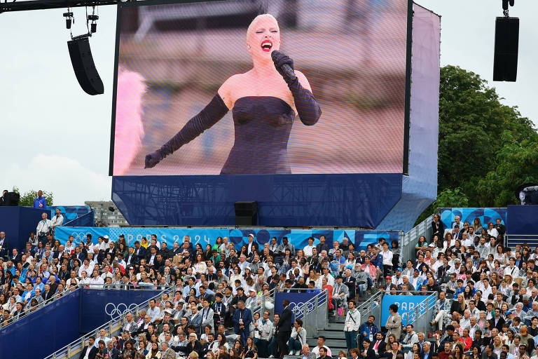 Lady Gaga em telão durante cerimônia de abertura