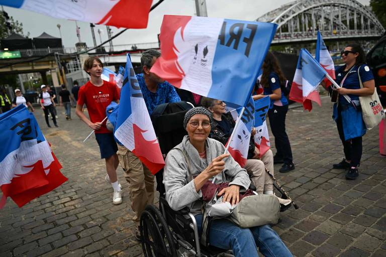 Mulher em cadeira de rodas na passarela Debilly, em Paris