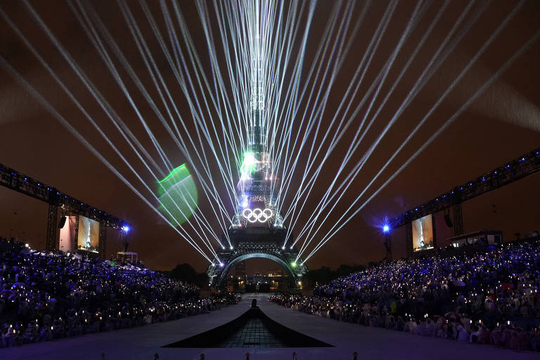 O show de luzes na Torre Eiffel