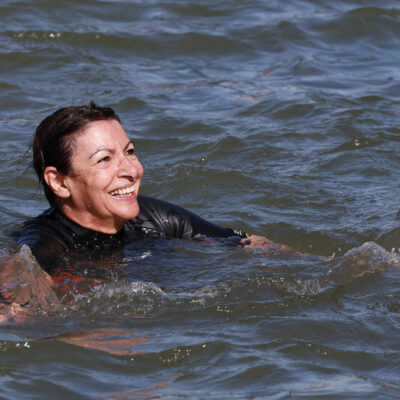 Prefeita de Paris mergulha no Rio Sena e testa qualidade da Água