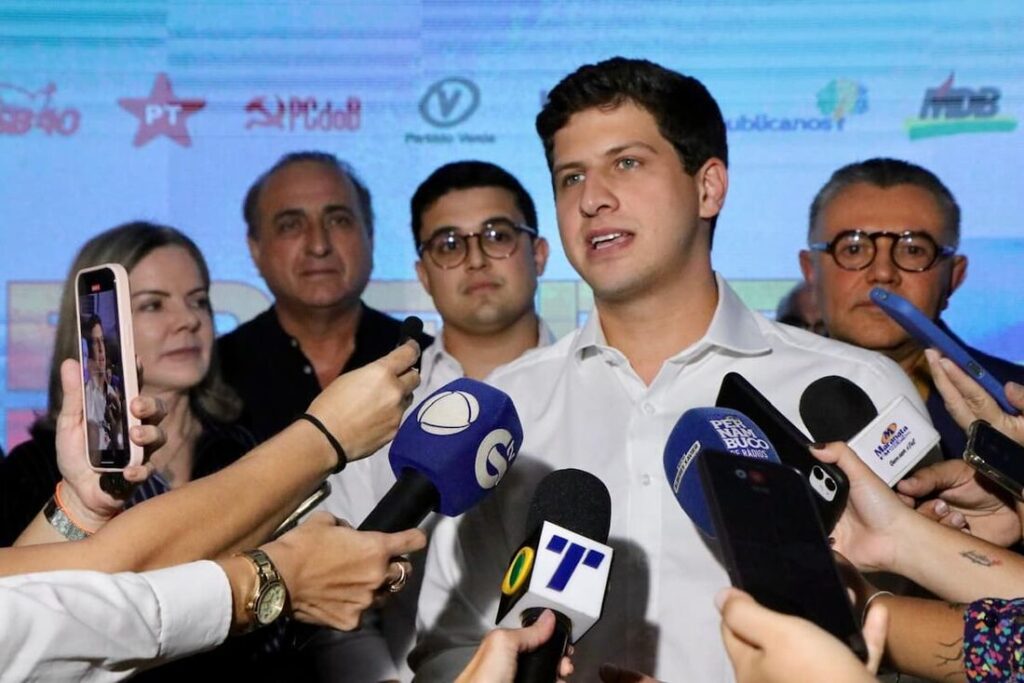 Prefeito João Campos (PSB) em coletiva de impresa após anunciar Victor Marques (PCdoB) como seu vice.