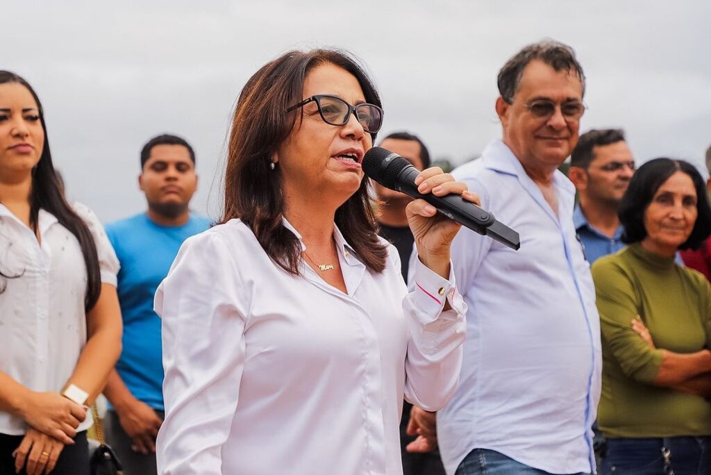 Prefeita de Escada, Mary Gouveia, durante evento de inaguração.