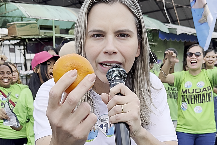 Deputada e candidata a prefeita de Jaboatão segura laranja para atacar o prefeito Mano Medeiros.