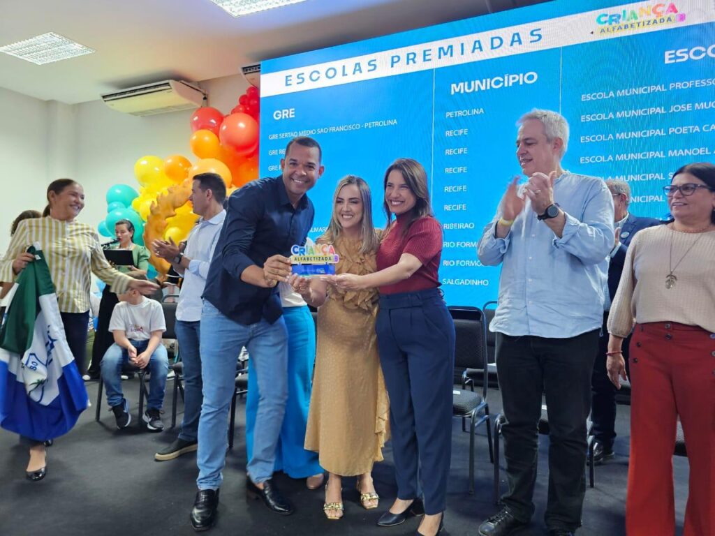 ibeirão celebra conquista no Prêmio Escola Destaque 2024