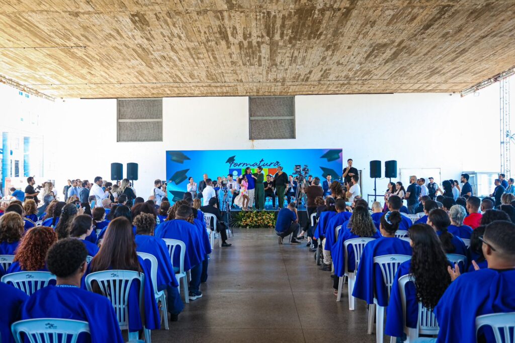 No Recife, governadora Raquel Lyra comanda cerimônia de formatura das primeiras turmas do Qualifica PE