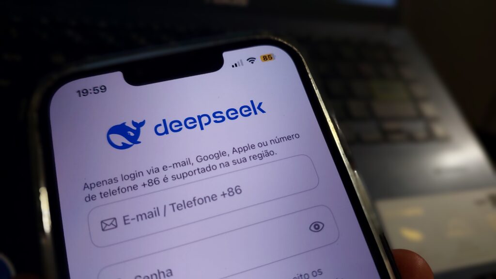 Startup chinesa DeepSeek ultrapassa ChatGPT em downloads na App Store