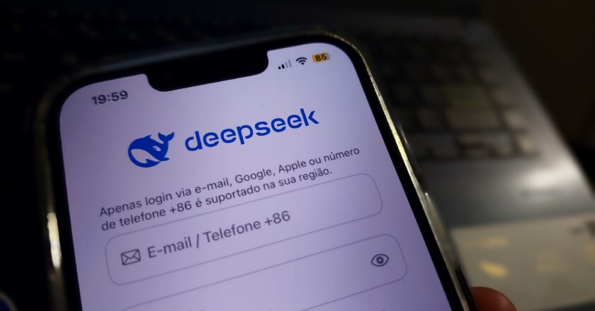 DeepSeek ultrapassa ChatGPT em downloads e ações despencam