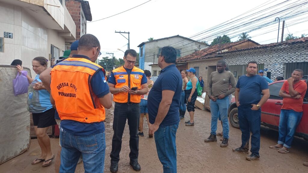 Vicência e Brejo da Madre de Deus recebem ajuda após chuvas