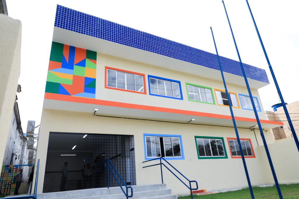 Prefeitura entrega escola moderna e amplia 40% das vagas no bairro de Tejipió.