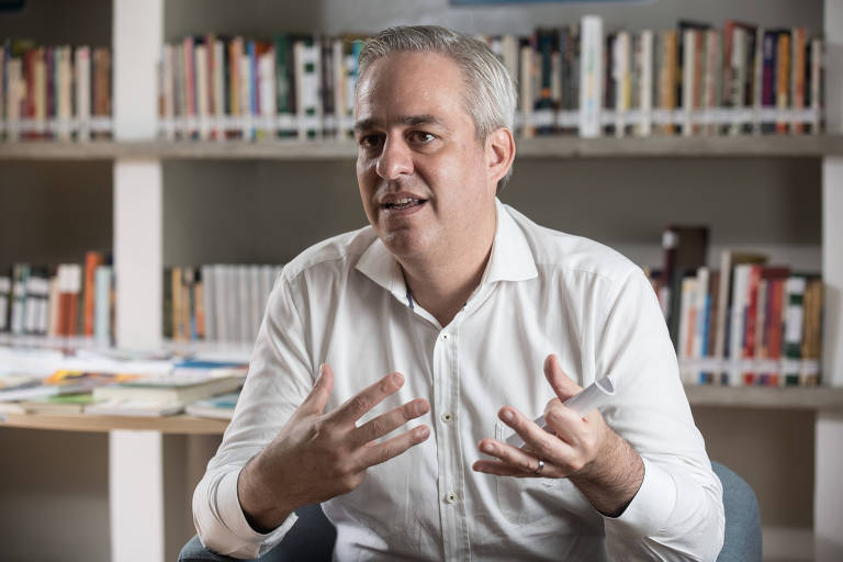 Secretário de Educação de PE, Alexandre Schneider deixa cargo; governo garante continuidade das políticas.