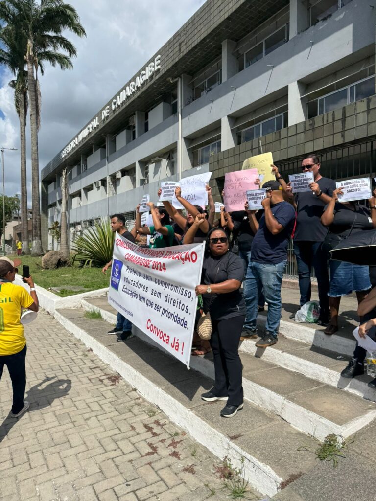 Professores protestam por convocações em Camaragibe