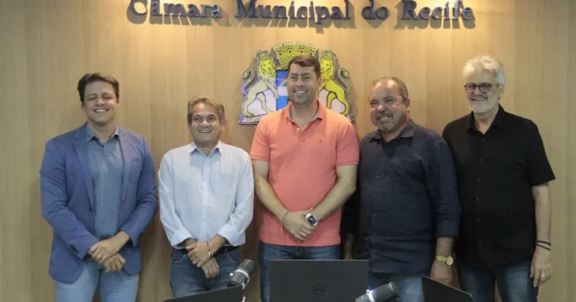 Samuel Salazar segue líder da CFO na Câmara do Recife