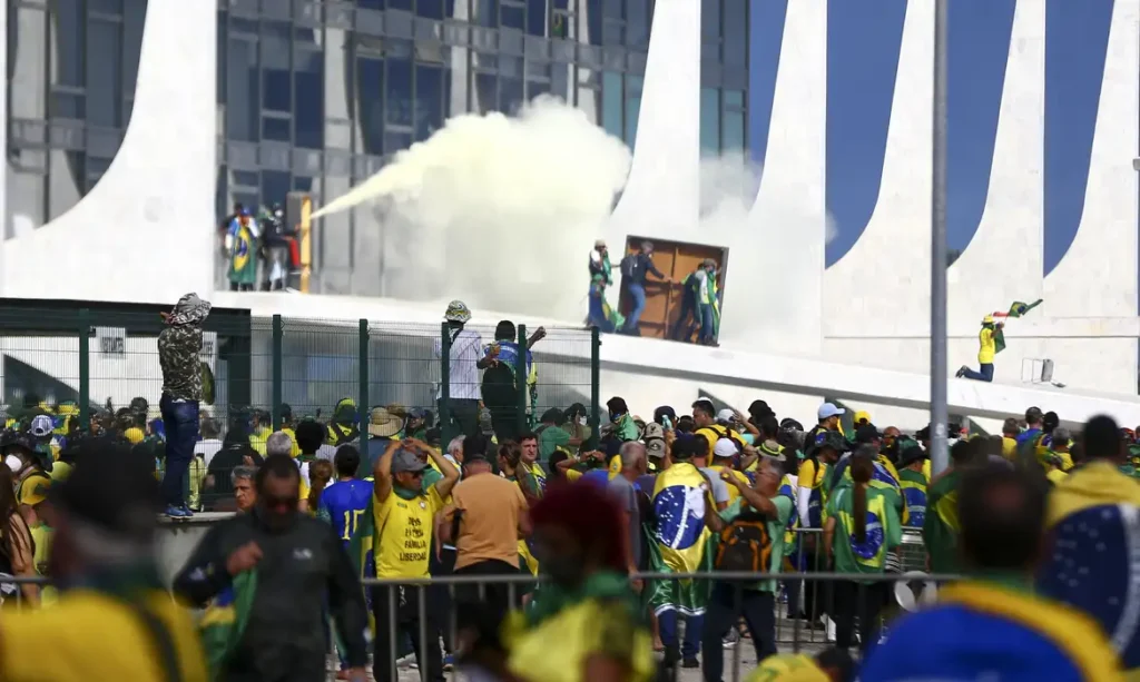 A invasão de 8 de janeiro simboliza a crise da democracia brasileira e o impacto da radicalização política.