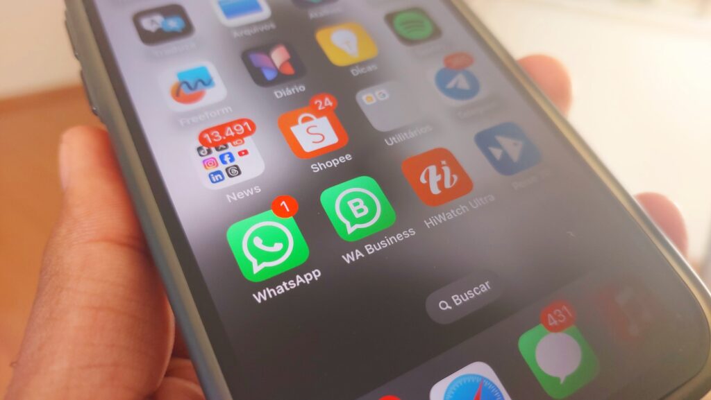 Hackers exploraram falha para instalar spyware e acessar mensagens criptografadas no WhatsApp e Signal.