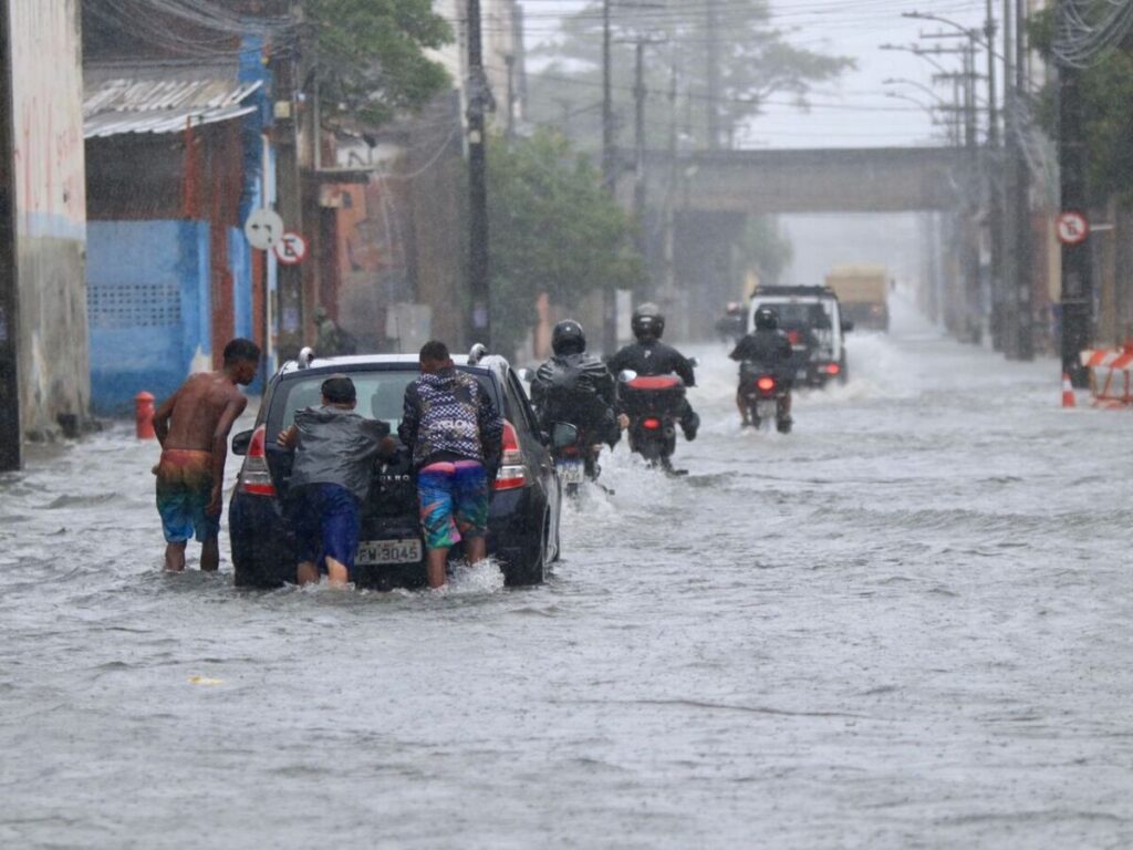 Ruas alagadas, deslizamentos e riscos fazem Recife manter alerta; saiba quais medidas foram adotadas.